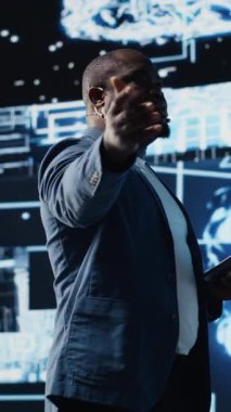 Dikey Video Afrikalı Amerikalı mühendis bulut hesaplama araçları ve gelişmiş programlama kullanarak yapay zeka beyin sistemlerini inceliyor. Sanal yardımcı otomasyon için makine öğrenimi kullanılıyor