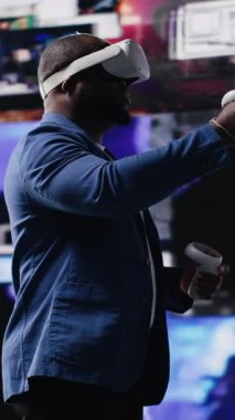 Dikey Video Afrikalı Amerikalı medya kullanıcısı, iletişim, ticaret ve çevrimiçi eğlenceyi temsil eden VR kulaklıkla görsel ortama daldı. Dijital araçlarla desteklenen sosyal ağ