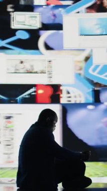 Dikey Video Afrikalı Amerikalı adam toksik toplum yüzünden zihinsel sağlık bozukluğundan muzdarip, internet eğilimlerinin, manipülasyonun ve karşılaştırma paniğinin ezici baskısını gösteriyor