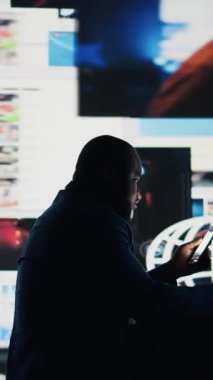 Dikey Video Siyah Adam, dijital dünyadaki aşırı sosyal medya etkileşiminin, sosyal kaygının ve izolasyonun zararlı etkilerini gösteren bir cihaz tutuyor. Manipülasyon ve paranoyayı gösterir