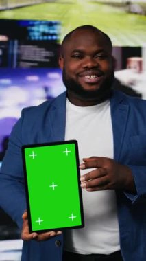 Dikey Video Dijital dünyası, mobil teknolojiyle görsel verileri, uygulamaları ve sosyal ağları gösteren siyah kullanıcı navigasyonunu gösteriyor. Etkilenen kültür ve küresel bağlılık gösteren bir adam. Kamera.