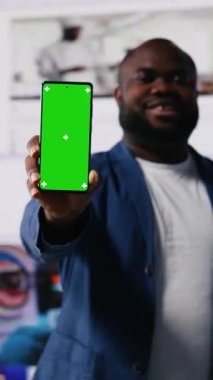 Dikey Video Dijital dünyası, mobil teknolojiyle görsel verileri, uygulamaları ve sosyal ağları gösteren siyah kullanıcı navigasyonunu gösteriyor. Etkilenen kültür ve küresel bağlılık gösteren bir adam. Kamera.