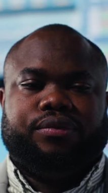 Dikey Video Afrikalı Amerikalı girişimci, teknolojik araçlar ve analizlerle bilgi grafikleri ve finansal raporları değerlendirerek bir strateji için yeni bir iş vizyonu düşünüyor. Başarı ve gelişme