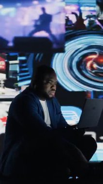 Dikey Video Siyah kullanıcısı, çevrimiçi içerik ve cep telefonu kullanımının ezici etkisinden muzdarip olan bağımlılık ve hasardan kaynaklanan sosyal kaygıları sembolize ediyor. Akıl sağlığı sorunları. Kamera A.