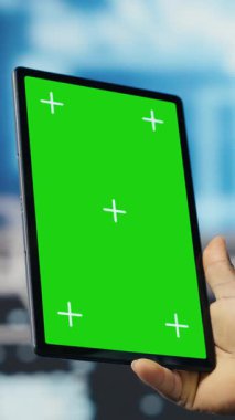 Dikey Video Siyah Teknoloji Bilgini programcı yenilik merkezinden kroma anahtar ekranı kullanır, yazılım mühendisliği ve veri bilimi ile dijital dönüşüm üzerinde çalışır. Siber güvenlik ve otomasyon