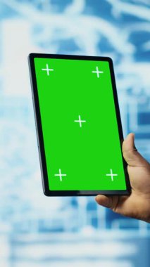 Dikey Video Afrikalı Amerikalı uzman, bulut hesaplama sistemlerinin yanında izole ekranlı tablet tutuyor, yapay zeka beyin gelişimi ve inovasyon için makine öğrenimi üzerine odaklanıyor. Akıllı teknoloji veri bilimi