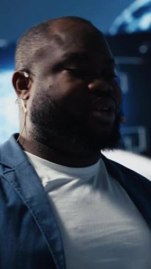 Dikey Video Afrikalı Amerikalı erkek uzman derin öğrenme yapay zeka sistemleri sunuyor, otomasyon ve sinirsel ağların beyin yeniliğini güvence altına alıyor. Genç profesyonel sunucu. Kamera B.