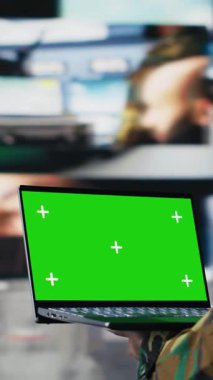 Bir kontrol kulesinde dizüstü bilgisayarı olan dikey Afrikalı Amerikan askeri modern dijital araçlar ve uydu görüntüleriyle başarılı bir ulusal savunma konusu yaratıyor.