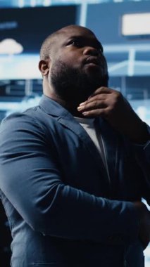 Dikey Video Siyah erkek uzman yapay zeka araştırmalarında veri yapıları veya platformlar ve akıllı teknoloji sistemleri ile etkileşime girdi. Derinlemesine öğrenim, bulut hesaplama ve öngörücü analitik çalışmaları