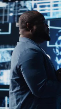 Dikey Video Modern Afro-Amerikan uzmanları yapay zeka veri görselleştirme ortamı, bilgisayar bilimi ve makine öğrenme için otomasyon araçları, nöral ağlar üzerinde çalışmaktadırlar. Kamera B