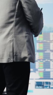 Fon elde etmek için yeni güçlü fikirler, finansal ve KPI projeksiyonları için veri içgörüleri ve karar verme mekanizması üzerine kafa yoran dikey Afrikalı Amerikalı iş adamı. Üretkenlik için tahmin