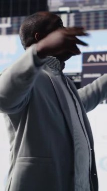 Dijital ortamda Dikey Video Siyah erkek iş adamı, kâr ve performans için stratejik planlama analizi üzerinde çalışarak grafiklere odaklandı. Kavrayış ve fintech tahminleri