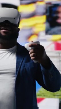 Dikey Video Siyah erkek uzman mobil beslemeler için yüksek teknolojili VR gözlükler kullanıyor, dijital varlık, iletişim ve uygulama yoluyla etkileşim sergiliyor. Modern aygıtlar ve