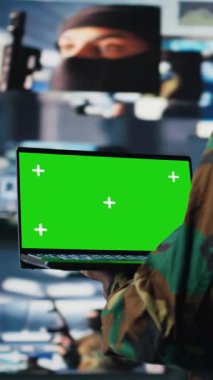 Bir kontrol kulesinde dizüstü bilgisayarı olan dikey Afrikalı Amerikan askeri modern dijital araçlar ve uydu görüntüleriyle başarılı bir ulusal savunma konusu yaratıyor.