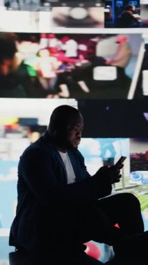 Dikey Video Modern Adam elinde telefonunu tutarak sosyal medyanın aşırı kullanımının zararlı etkilerini ifade ediyor, sosyal kaygı ve zihinsel sağlık sorunlarını temsil ediyor. Gerçek dünyadan izolasyonu gösteriyor. Kamera A.