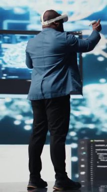 Dikey Video Dijital Teknoloji uzmanı kodlama ve yenilik merkezinde VR kulaklık kullanarak veri bilimi ve siber güvenliğin kesişimlerini gösteriyor. Kodlama hayatı yüksek teknoloji kod geliştirmeye daldırıldı