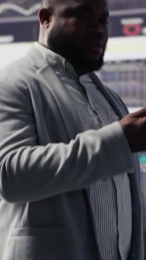 Dikey Video Motivasyonlu girişimci, finansal içgörüyü paylaşmak için bir telefon çağrısına yanıt vererek, geliştirmek için büyük verileri analiz etti. Genç yetişkin iş lideri iş ortağıyla telefonda konuşuyor.