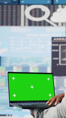 Analiz için yeşil ekranlı Dikey Video Siyah yönetici tutma cihazı, aylık raporlar ve şirket geliştirme için bilgi grafikleri gözden geçiriliyor. Büyüme ve tahmin için performans ölçümleri