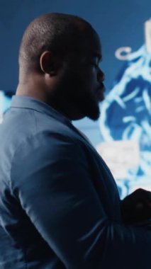 Dikey Video Teknolojisi, yapay zeka veri görselleştirmesi ile çalışan ve derin öğrenme için bilgisayar bilimi ve otomasyon araçlarını gösteren uzman siyah mühendis. Sinir ağı sistemleri uygulanıyor. Kamera B.