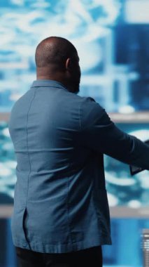 Dikey Video Genç profesyonel mühendisi, bir yenilik merkezinde tabletle kodlamaya odaklanmış, otomasyon için terminal penceresindeki programlama dilini kullanmıştır. Veri biliminde yüksek teknoloji kariyeri. Kamera A.