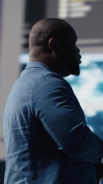 Dijital ortamda programlama dili ve veri bilimi algoritması ile çalışan dikey video bilişim mühendisi. Uzman, kod geliştirme, otomasyon ve yenilikleri inceliyor. Kodlama hayatı