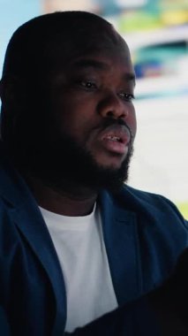 Dikey Video Afrikalı Amerikalı kişi sosyal ağları aşırı kullanmanın sonuçlarıyla uğraşır, dijital bağımlılık nedeniyle stres ve zihinsel sağlıkla karşı karşıya kalır. Zararlı toksik bilgi yüklemesi ile karşı karşıyayız. Kamera.