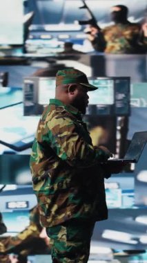 Dikey Savunma Kuvvetleri subayı, gözetleme ve dijital sistemleri inceleyerek savaş stratejileri ve savaş alanı detaylarıyla savaşa hazırlanıyor. Askeri kontrol merkezinde savaş planlama operasyonları