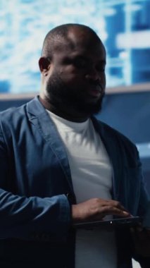 Dikey Video Siyah Kodlayıcı, yüksek teknolojili çalışma alanında dizüstü bilgisayarlı programlamaya odaklanmış, otomasyon için terminal penceresine ikili kod yazmaktadır. Veri biliminde profesyonel teknoloji kariyeri. Kamera B.