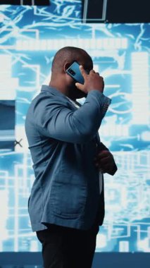 Dikey Video Siyah girişimcisi insanlarla iletişim kurmak için cep telefonu araması kullanıyor, sibernetik platformlar ve yapay zeka arayüzleri hakkında bilgi paylaşıyor. Büyüme için makine öğrenme ve öngörü analizleri