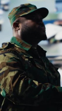 Gözetlemedeki verileri inceleyen dikey video askeri subayı taktik operasyonlar, teknik görev kontrol merkezi üzerinde çalışıyor. Asker tehdit algılama elektronik sistemlerini ulusal olarak kullanıyor