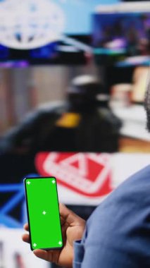 Yüksek teknoloji alanındaki dikey video uzmanı sosyal medya, internet büyük veriler ve bulut sistemlerini kullanarak yeşil ekran kullanıyor. Dijital varlığı artırmak için takipçiler bağlanıyor