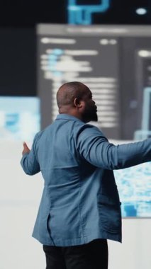 Dikey Video Siyah profesyonel yazılım mühendisi yazılım programlama, verileri gözden geçirme ve gösterge panelindeki ikili kod. Dönüşüm için programlama dilini inceleyen bilişim uzmanı