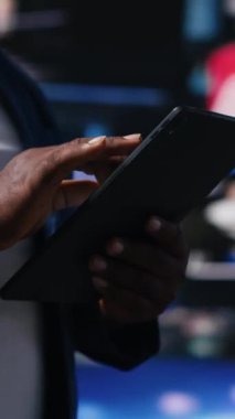 Dikey Video Siyah sosyal ağ kullanıcısı, sosyal medya ve ağ oluşturan dinamik arayüzlere sahip gösterge panellerini denetleyerek, çevrimiçi bağlantının ve küresel bağlantının önemini vurgular