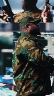 Gözetlemedeki verileri inceleyen dikey video askeri subayı taktik operasyonlar, teknik görev kontrol merkezi üzerinde çalışıyor. Asker tehdit algılama elektronik sistemlerini ulusal olarak kullanıyor