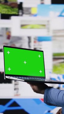 Çoklu görev alanındaki dikey Video Profesyoneli içerik yaratıcısı, sosyal medyayı, internet büyük verileri ve bulut sistemlerini kullanarak yeşil ekrana sahip. Dijital varlığı artırmak için takipçiler bağlanıyor