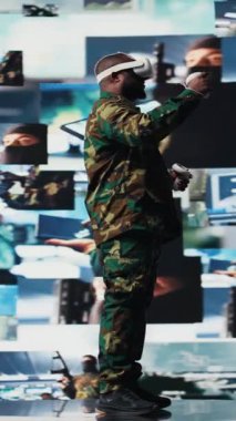 Dikey Afrikalı Amerikan askeri, kontrol merkezinde sanal gerçeklik kulaklığı ile çalışıyor, savaş alanı ve düşman istihbaratını toplamak için güvenlik kameralarını izliyor.