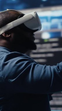 Dikey Video Dijital Teknoloji uzmanı kodlama ve yenilik merkezinde VR kulaklık kullanarak veri bilimi ve siber güvenliğin kesişimlerini gösteriyor. Kodlama hayatı yüksek teknoloji kod geliştirmeye daldırıldı