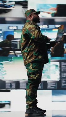 İleri askeri sistemler, siber taktikler ve dijital taktikler kullanarak savaş alanı kontrolü ve stratejik savunmayı sağlamak için gerçek zamanlı savaş verilerini izleyen dikey video subayı. Savaş planlaması