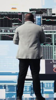 Dikey Video Afro-Amerikan profesyonel değerlendirmeleri finansal grafikler ve KPI projeksiyonları, iş performansı ve stratejik içgörü ile stratejik öngörü araçları ve öngörü araçları ile yenilik