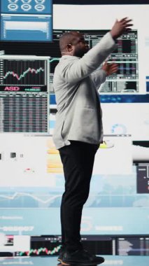 Vizyonu paylaşmak, kalkınma stratejisi ve uluslararası genişleme için fikirler sunmak üzere iş dünyasının sunumuna ev sahipliği yapan Dikey Video Black kamuoyu uzmanı. Motivasyon konuşması