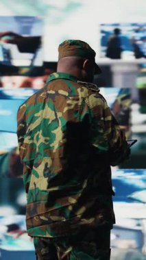 Dikey video silahlı kuvvetler askeri, savaş stratejileri ve savaş alanı ayrıntılarıyla savaşa hazırlanan dijital insansız hava aracı sistemlerinden gözetim topluyor. Komuta merkezinde savaş planlama operasyonları