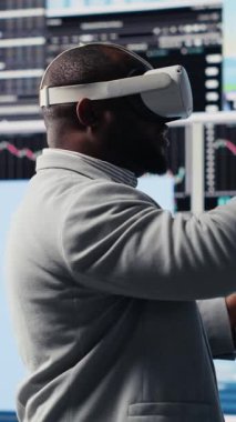 KPI modellerini incelemek, bilgi grafiklerini gözden geçirmek ve iş verimliliği üzerinde çalışmak için sanal gerçeklik gözlüğü kullanan Dikey Video High girişimcisi. Profesyonel VR aygıtı simülasyonu