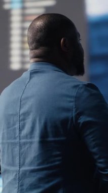 Dikey Video Siyah Mühendisi algoritma tasarımı ve yüksek teknoloji yapay zeka araçları ile ikili kod, otomasyon ve yenilik için programlama kodu araştırmaktadır. IT sistemlerine ve gelecekteki dünyaya bağlanma