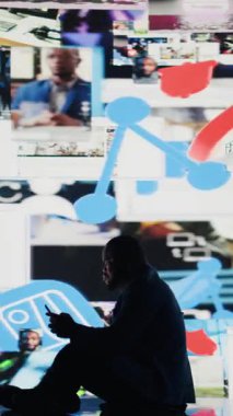 Aşırı bilgi yüklenmesinden kaynaklanan sosyal kaygıları sembolize eden, çevrimiçi içerik ve cep telefonu kullanımının ezici etkisinden muzdarip dikey Afrikalı Amerikalı adam. Ruh sağlığı sorunları