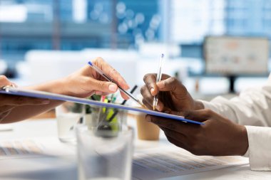 Şirket açığı için en iyi yeteneği bulduktan sonra işe alım sözleşmesi imzalayan kişi. İnsan Kaynakları departmanının çalışanını kapatıyoruz. İnsanlarla anlaşmaya varıyoruz. Aday yeteneklerinden memnunuz.