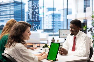 Krom anahtar tablet kullanarak şirket için çeşitlilik toplama stratejisi uygulayan İK çalışanı. Acemi er, izole ekran anahtarı aygıtı kullanarak Afro-Amerikan adamla anlaşmaya vardı.