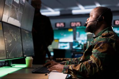 Operasyon üssünde terörle mücadele görevini yürüten bir asker. Düşman uçaklarını tespit etmek ve takip etmek için radar sistemleri kullanıyor. Afrika kökenli Amerikalı uzman uydu görüntüleme üzerine çalışıyor.