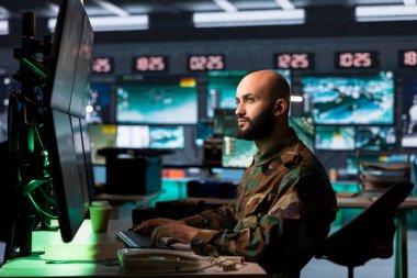 Terörle Mücadele Birimi Komuta Merkezi 'nde düşman konumunu tespit etmek için hedef alma teknolojisini kullanıyor. Orta Doğu savunma ajanı tehditleri izlemek için uydu ekipmanı kullanıyor