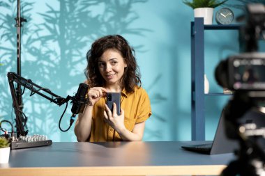 Marka sponsorluğundaki videodaki internet yıldızı sunar, özellikleri analiz eder. Nüfuzlu kişi, sosyal medya hesabını takip eden teknoloji meraklılarının telefonlarını inceledi