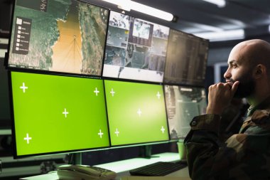 Terörle Mücadele Birimi, hedef edinme teknolojisini kullanarak düşmanın yerini tespit ediyor. Savunma güvenlik uzmanı tehditleri izlemek için yeşil ekran uydu donanımı kullanıyor